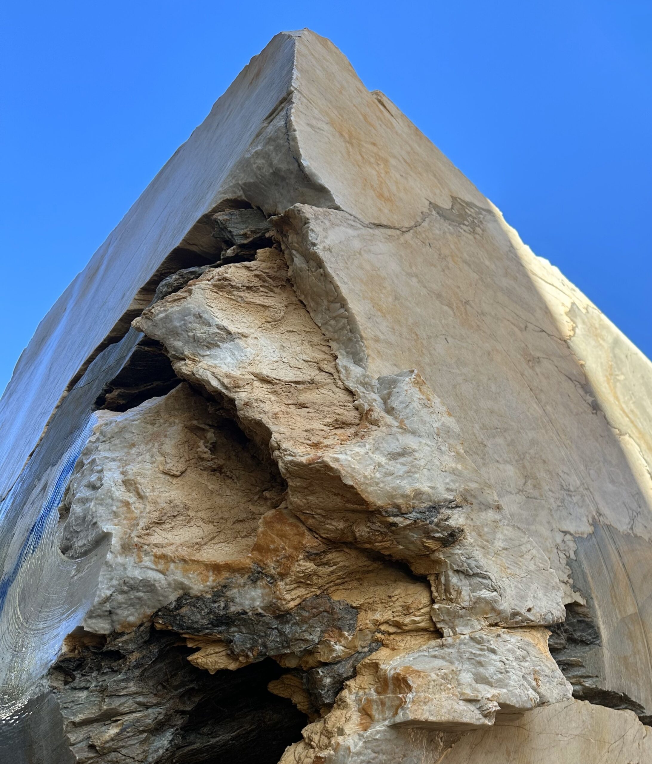 LA PIEDRA TIENE UNA 